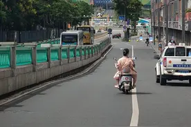 大运村外走红的小餐馆：双语点餐系统紧急上线，外国客人临走送队服做纪念图片