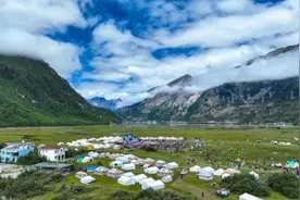 冰川湖水迎宾朋 蓝色八宿展笑颜图片