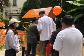 免费领取帆布袋成风潮！有人排队等上一小时，有人从徐汇追到长宁图片