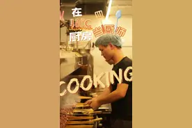 致敬丨烤串翻飞，炽热炉火前成就“人间滋味”图片