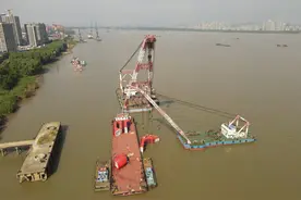 南京长江大桥桥墩防撞设施完工，可减少桥墩受到破坏、减轻船舶损伤图片