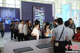 小学生化身“密码专家”现场讲解 民众绞尽脑汁挑战密码游戏图片