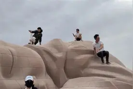多名游客攀爬“大地之子”打卡拍照，当地回应图片