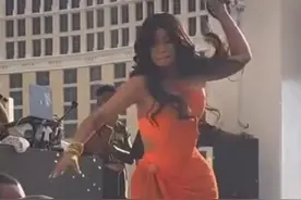 美国说唱歌手Cardi B砸向观众的话筒被高价拍卖，卖家称将把收益捐给两公益机构图片