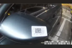 男子在汽车反光镜上粘“小贴纸”，被蒸湘警方抓现行图片