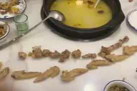 猪肚鸡内吃出多个翅尖和鸡脖，店家：意外事件，已免单图片