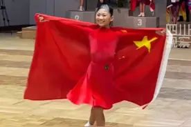 好优雅！舞蹈比赛夺冠，小女孩身披五星红旗上台领奖图片