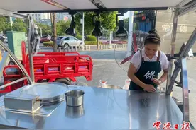 常德夫妻卖特色煎饼，5元一个，一天卖400个，顾客：排队要趁早！图片