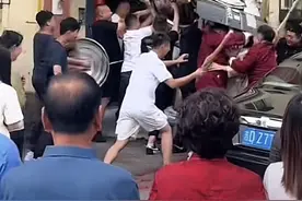 结婚当天伴郎团用锅盖遮头助新郎突围，目击者：当地婚闹习俗，越激烈越喜庆图片