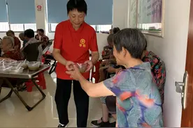 感人！这位孝顺媳妇20多年照顾生病的婆婆与丈夫图片