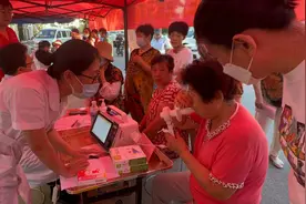 义诊专家团队再“出摊” 青岛市中心医院第二场“健康夜市”火热开市！图片