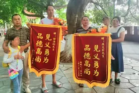 西安母女在乐山旅游坠入大渡河获救：两位不留名的救命恩人找到了，妈妈激动跪谢图片