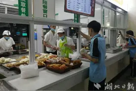“刷脸吃饭”了解一下？农行孝昌支行助校搭建智慧食堂图片