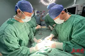 因患先天性肠闭锁 出生仅2天婴儿被送进手术室图片