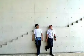 帮游客拍照的保安，“出圈”了图片