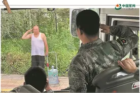 一组来自抗洪一线军爱民、民拥军镜头图片