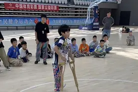 10岁男孩丢掉拐杖参加街舞比赛成全场焦点 父亲：他是先天性肌萎缩患者 学街舞一年多图片