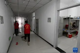 探访集中安置点 群众生活有保障图片