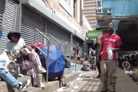 美国费城毒品持续泛滥:数十名吸毒者昏倒在街头 手臂伤口渗血图片