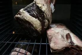 最近小伙伴们又在炫肉，我也跟着在梭子蟹和沼虾之间选择了牛排图片