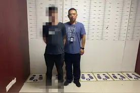 扯破卫生间纱窗偷窥女孩 一“色鬼”被抓图片