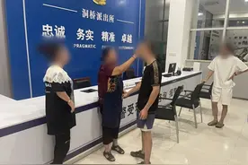 “这是我儿子！”隔了17年的拥抱图片