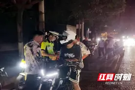 冷水江市交警“零点”出击，一举查获“鬼火”摩托图片