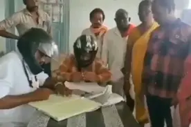 果然视频·看天下|印度一地方公务员戴头盔上班图片