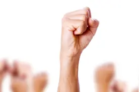 外媒：疗养院要变移民收容所？纽约一地居民发声抗议图片