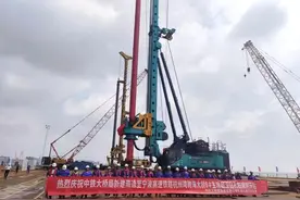 山河智能超级旋挖钻机在杭州湾启动，最大钻孔深度可达155米图片