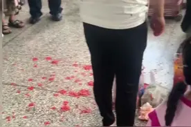一女子带辣椒酱乘车，在候车厅突然爆炸，网友:看到天花板没忍住图片