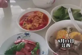 14岁女儿为妈妈做一桌菜反被数落，遭网友质疑后又去追问女儿“你觉得我配不配当你妈”图片