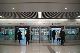 石家庄地铁回应“工作日高峰时段限制使用老年卡”：属票价政策，自地铁开通施行至今图片