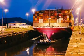 巴拿马运河遭遇史上最严重枯水：河口附近百余艘货船等待通行图片