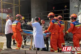 “无法自拔”！女工人大腿被卡，消防紧急救援图片