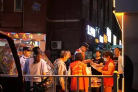 新疆兵团第十二师公安：倾力护航新天润美食天街“烟火气”图片