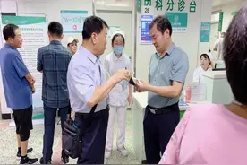 滕州市中心人民医院开展“转换角色，我陪患者走流程”体验活动图片