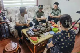 “奶奶,您放心!您的孙子在抗洪一线的坚守成了无数人的榜样”图片