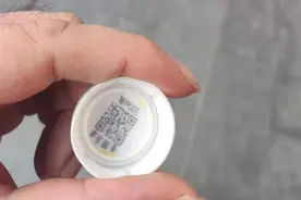 极目帮办|开盖中奖后商户却拒绝兑奖，记者协调后商家赔礼道歉图片