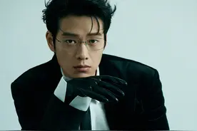 一秒4万！魏大勋曝写真 耳骨夹造型尽显冷感浪漫图片