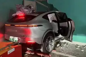 武汉一小鹏G6误操作撞穿墙壁，试驾事故保险怎么赔？图片