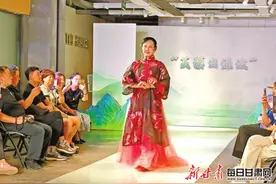 兰州：汉服走秀展风采图片