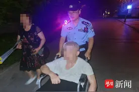 脑梗老人外出后体力不支，民警推轮椅送他回家图片