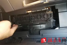 纯电动汽车保养项目：更换空调滤芯图片