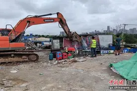 南宁市江南区依法拆除违法集装箱板房图片