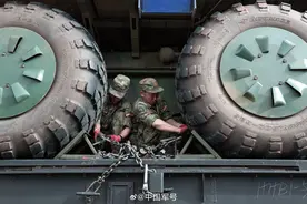 火箭军某部开展了一场实兵对抗跨区演练图片