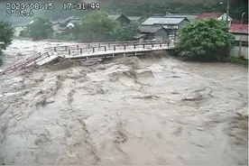 台风兰恩登陆日本，鸟取县暴雨成灾，有水坝紧急泄水，超千名居民被困图片