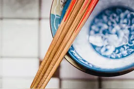 这样洗筷子会导致细菌残留！网友懵了：我家三代人都这么洗……图片