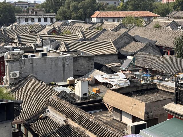 胡同屋顶频现“补丁”，老城“第五立面”风貌如何维护？