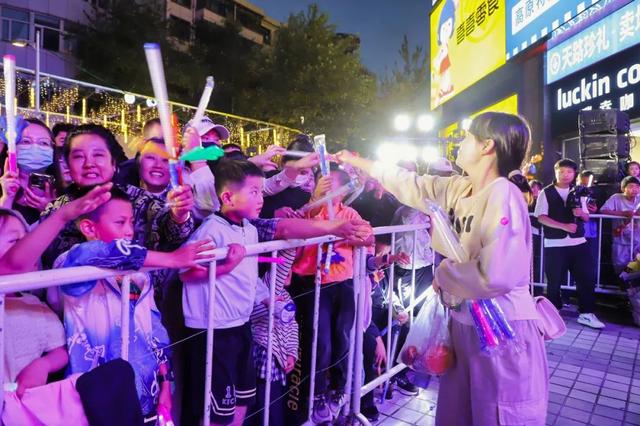 城中区 饮马街全新开街，电音燃爆全场